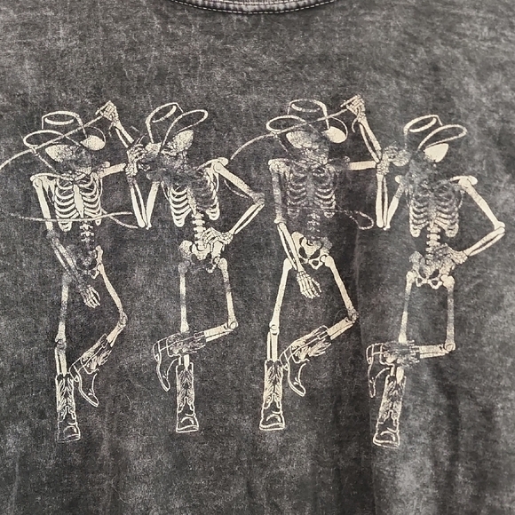 Fifth Sun Black Graphic Boxy Crop Top - Picture 4 of 6